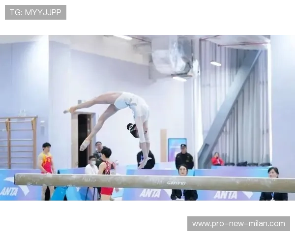 国际体操赛场惊艳动作满分，裁判集体起立